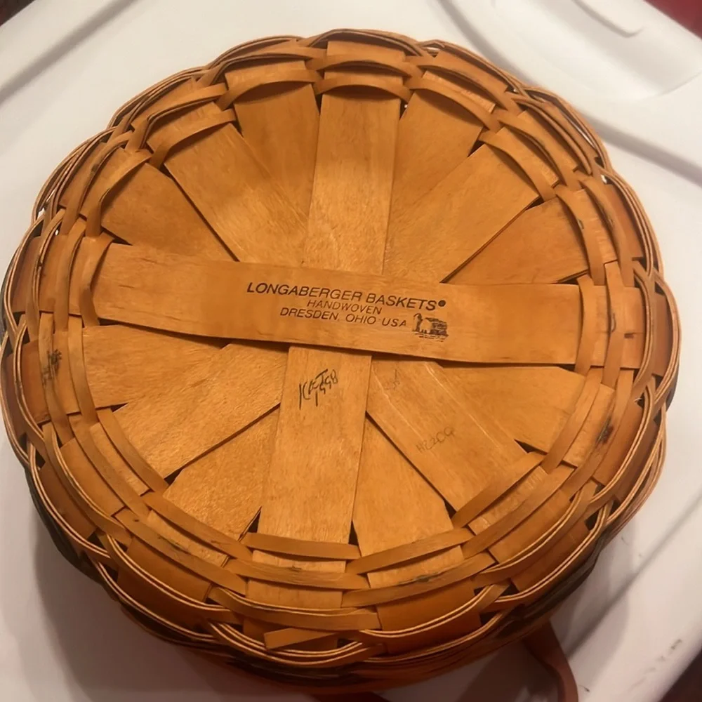 Longaberger basket 1998 round with plastic liner EUC